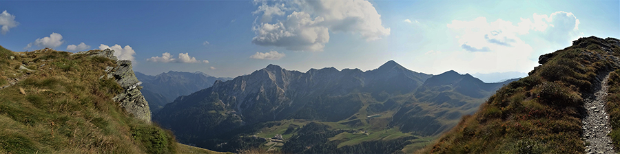 Dalla cresta di discesa da Cima a Passo di Lemma vista sulla conca San Simone-Baita del Camoscio e i suoi monti